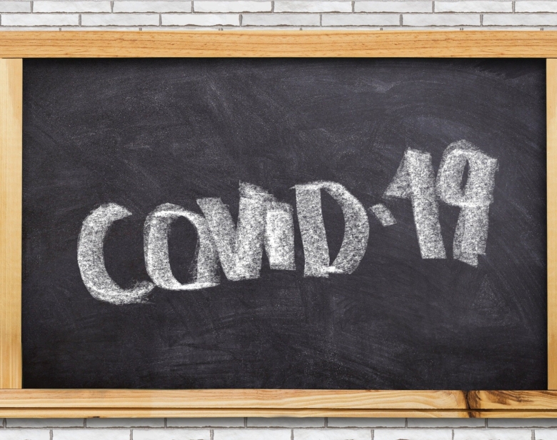 Tableau noir avec l'inscription covid-19 en lettres blanches