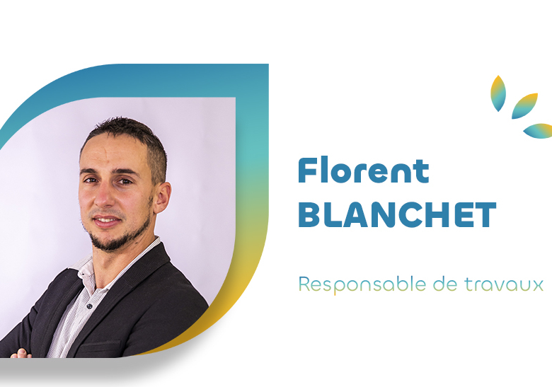 Photo de Florent Blanchet responsable de travaux souriant en costume avec fond graphique bleu et motifs floraux