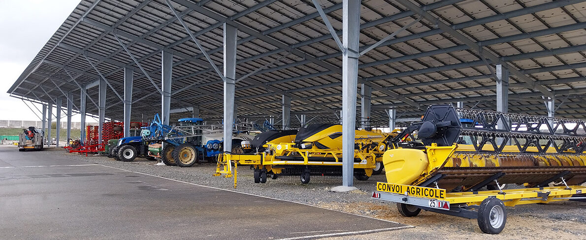 Parking couvert de machines agricoles et de moissonneuses-batteuses sous structure métallique