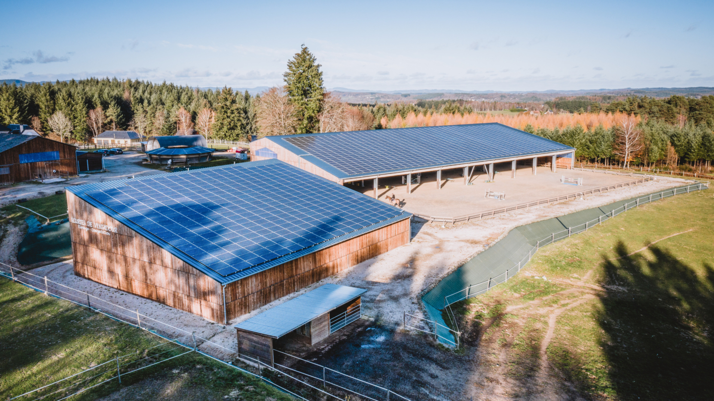 Installation équestre moderne avec vastes infrastructures et toitures équipées de panneaux solaires intégrés dans un cad