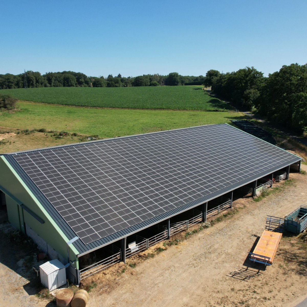 Construction of a stable with storage space