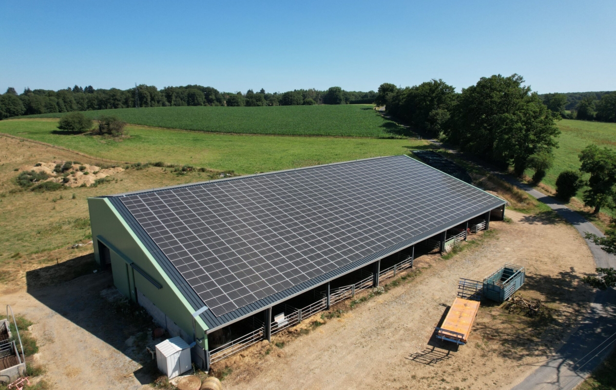 Construction of a stable with storage space