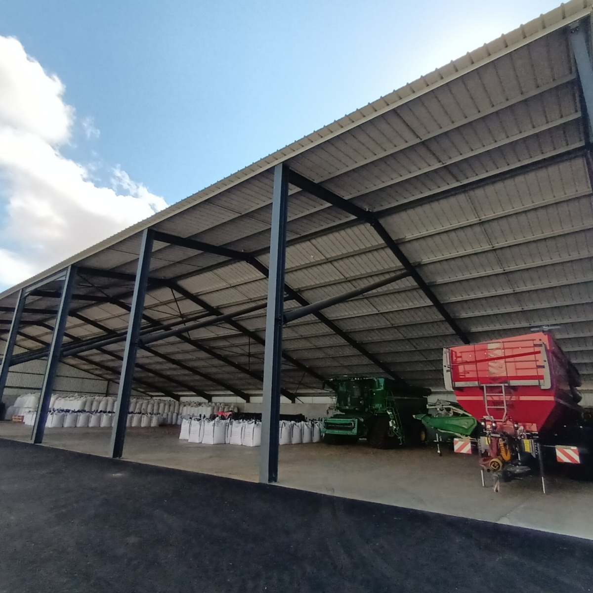 Construction d&rsquo;un bâtiment de stockage photovoltaïque