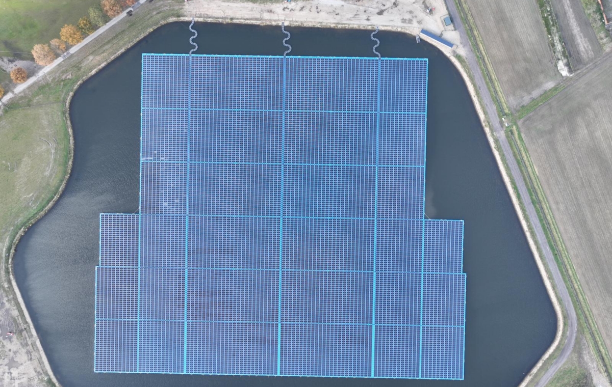 Vue aérienne d’un plan d’eau avec des structures flottantes en forme de grille pour aquaculture ou culture marine