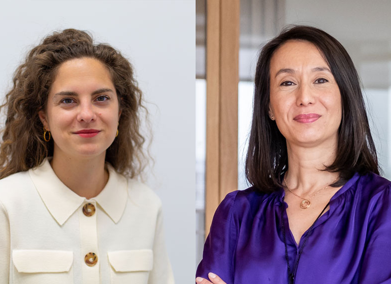 Deux femmes posant en tenue professionnelle, l’une avec une veste blanche à boutons et cheveux bouclés, l’autre en chem