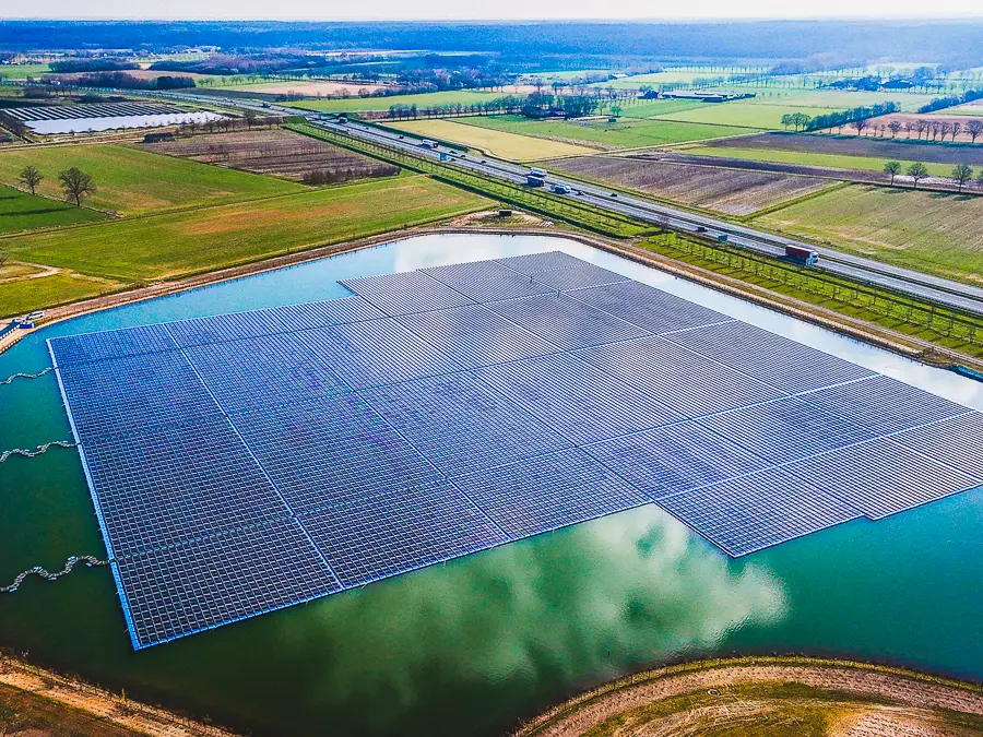 Parc solaire flottant en pleine campagne offrant une solution innovante d’agrivoltaïsme au cœur de vastes étendues agric