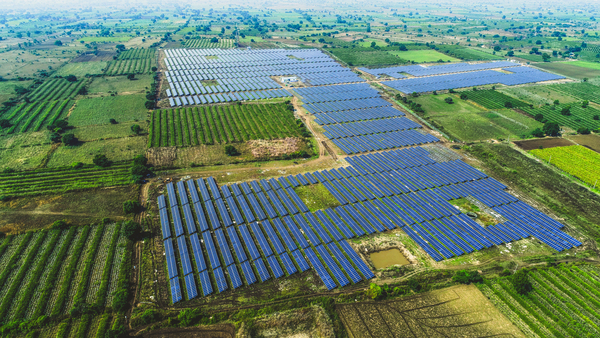Ferme solaire : fonctionnement, avantages et démarches