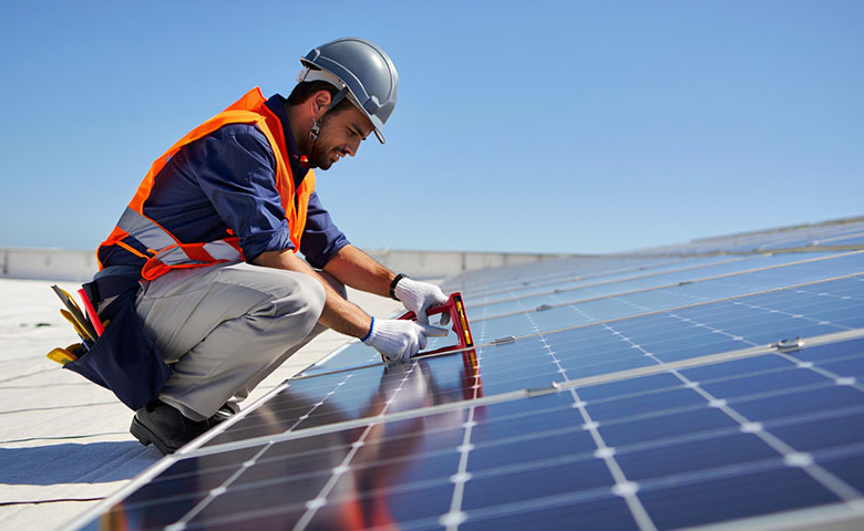 Inclinaison des panneaux solaires : comment optimiser l’angle pour un rendement maximal ?