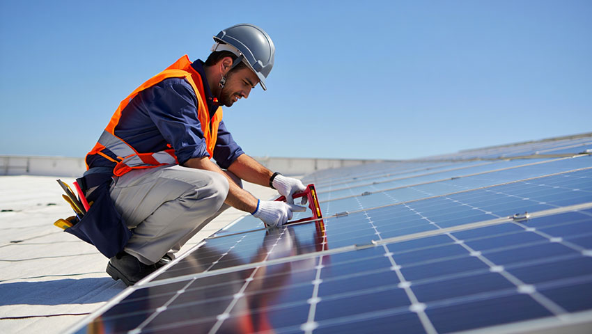 Inclinaison des panneaux solaires : comment optimiser l’angle pour un rendement maximal ?