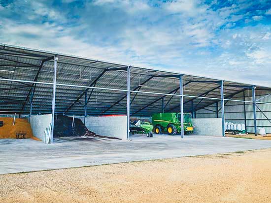 stockage moissonneuse et silos à grains sous hangar solaire