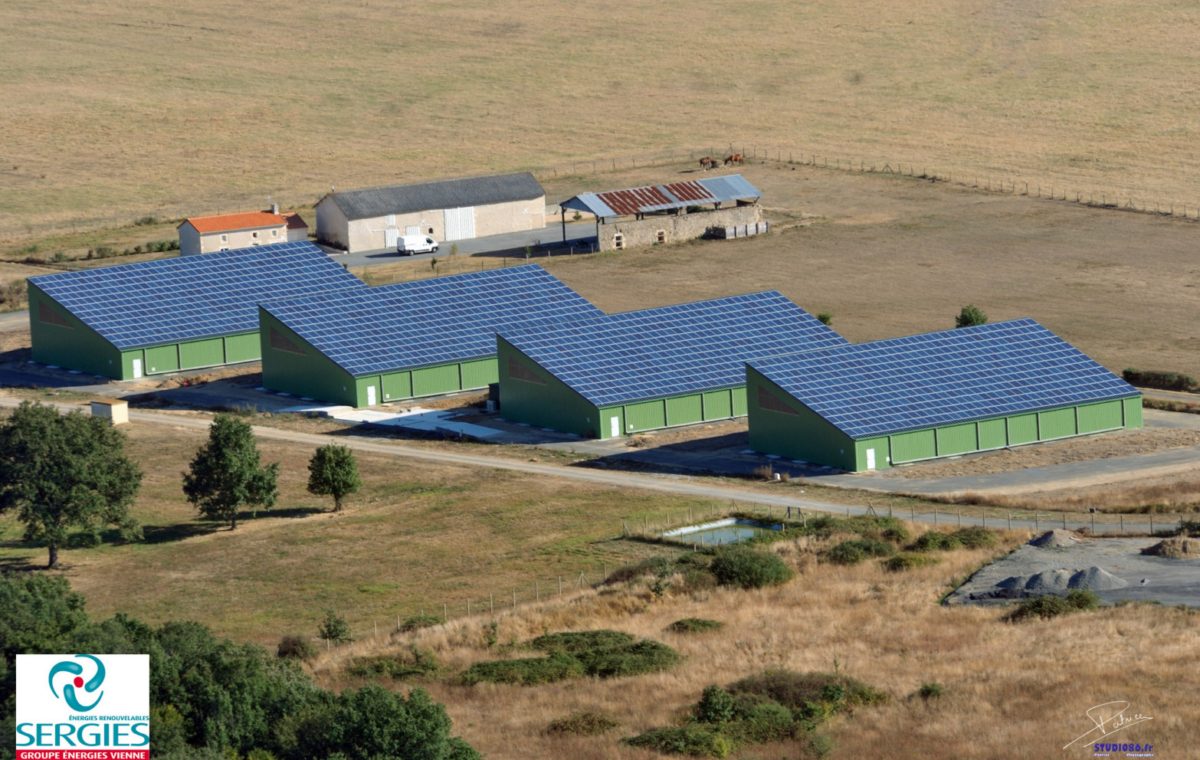 Bâtiments agricoles avec panneaux solaires sur toiture dans un cadre rural, projet énergies renouvelables par Sergies Group