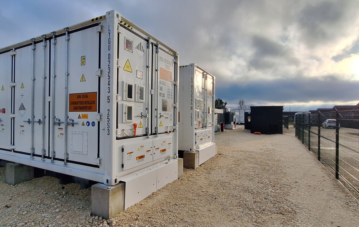 Installation de stockage d'énergie par batteries en extérieur sur site industriel sécurisé avec systèmes de gestion éle