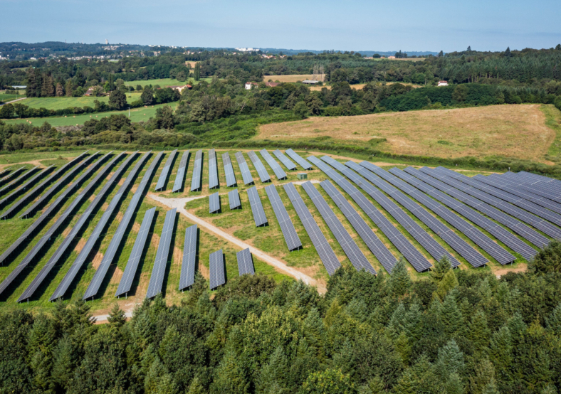 Parc solaire en plein air intégré dans un paysage rural verdoyant illustrant une installation photovoltaïque moderne optim