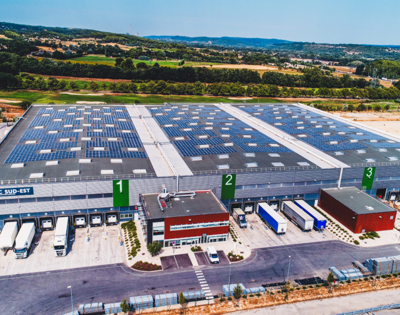 Plateforme logistique moderne équipée de vastes installations avec toiture photovoltaïque couvrant plusieurs hangars de st