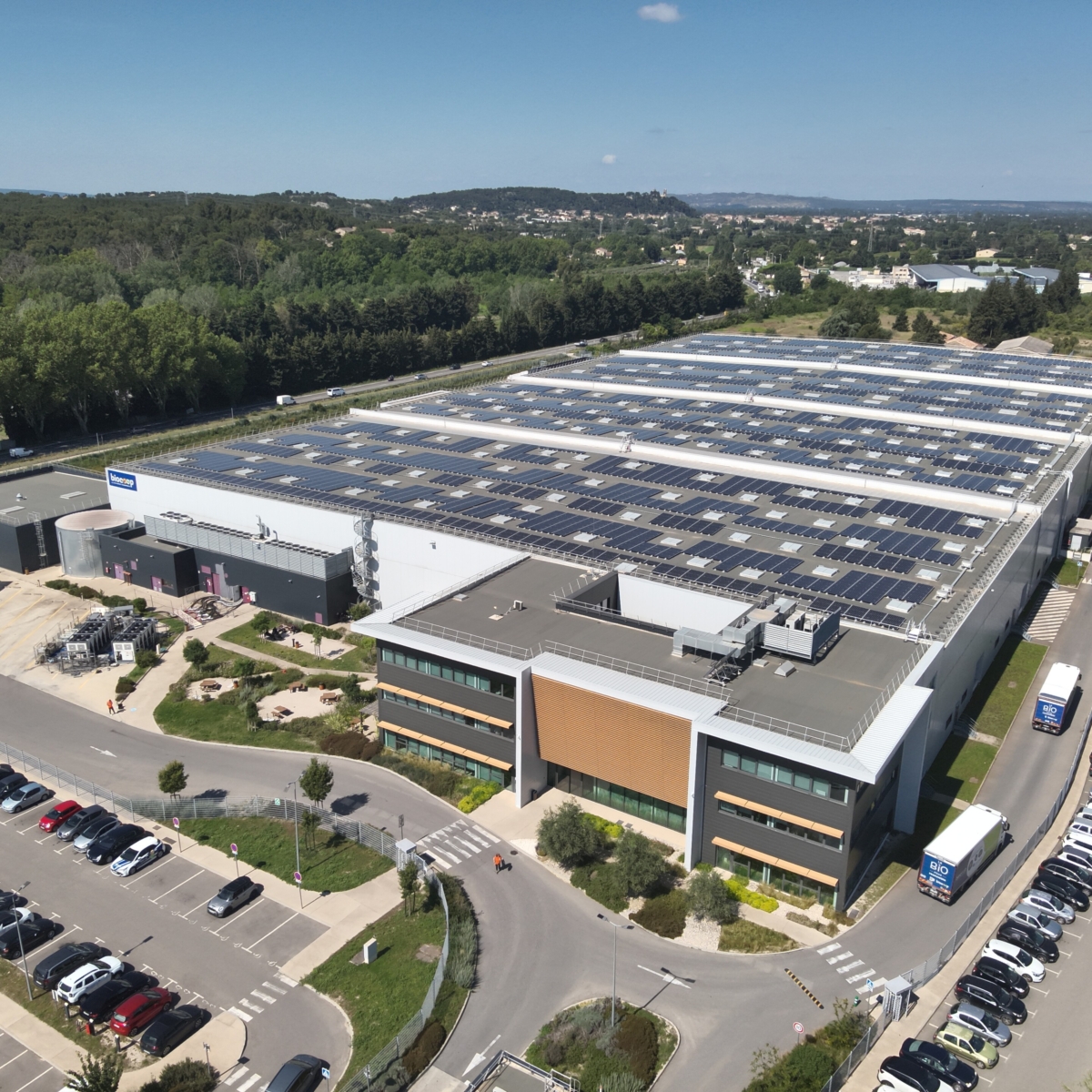 Photovoltaïque sur grande toiture : produire de l’énergie renouvelable depuis votre foncier
