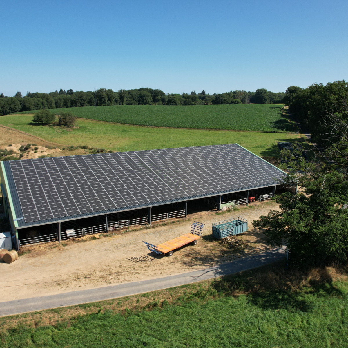 Hangar agricole photovoltaïque : stockez votre matériel à moindre coût grâce au solaire