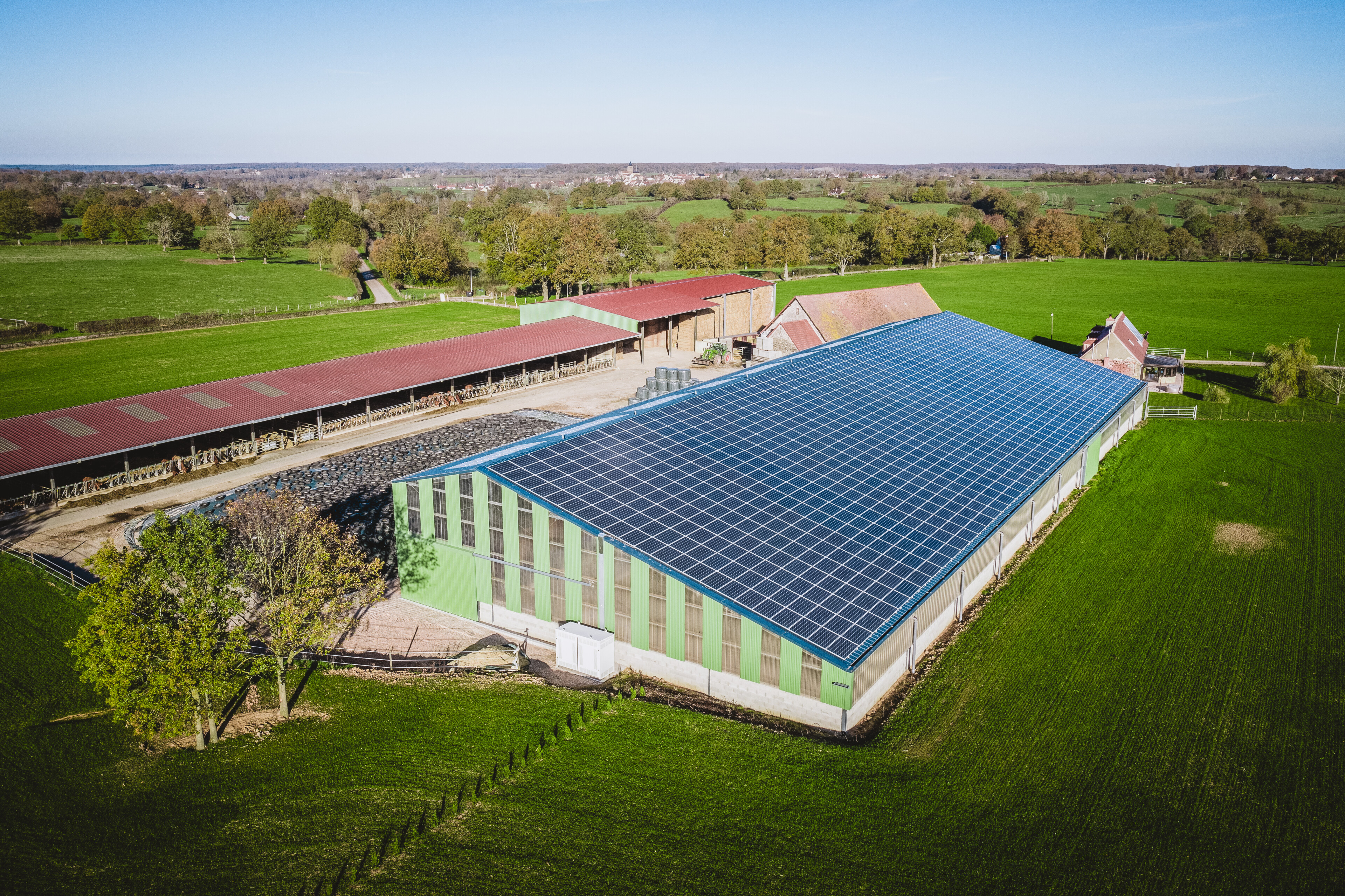 Exploitation agricole moderne équipée de toitures photovoltaïques intégrant des panneaux solaires sur des bâtiments agri