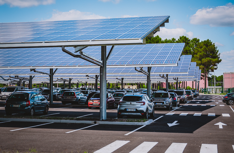 Parking équipé d’ombrières solaires où des panneaux photovoltaïques génèrent de l’énergie renouvelable pour alime