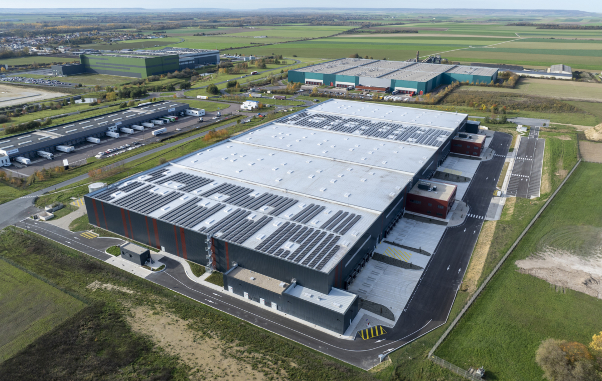 Vue aérienne d’un vaste complexe industriel avec des bâtiments de stockage et des entrepôts modernes en zone rurale ento