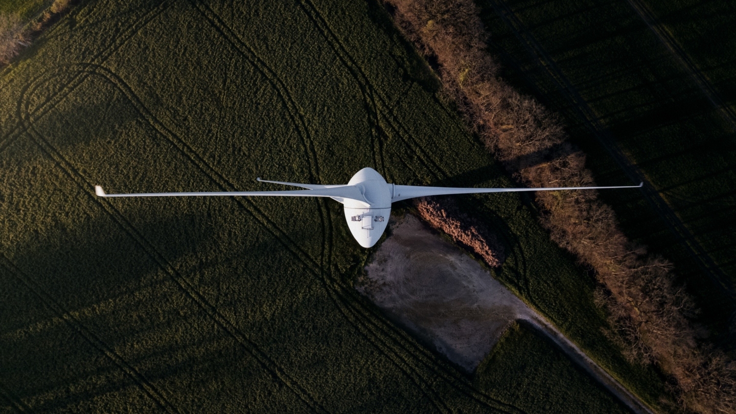 Vue aérienne d’une éolienne en milieu agricole entourée de champs et de forêts
éolienne terrestre dans un paysage rura