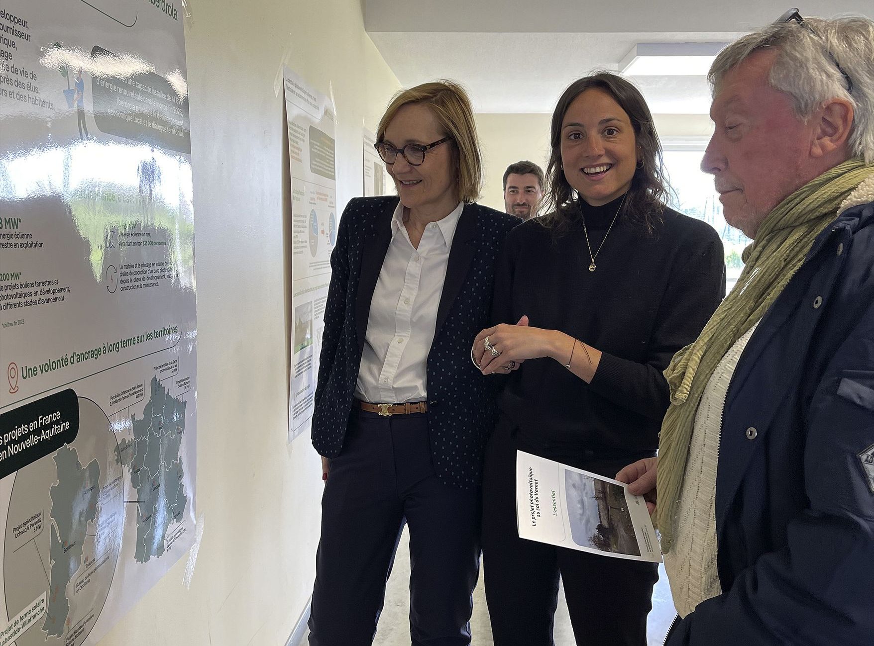 Visite d’experts devant des présentations sur des projets territoriaux d’ombrières solaires en Nouvelle-Aquitaine metta